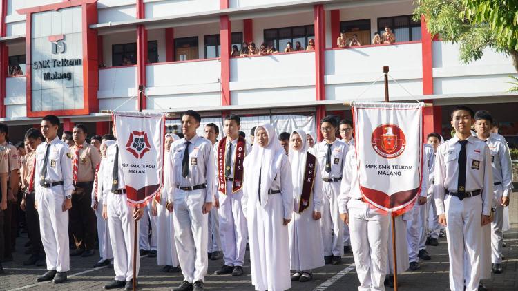 serah-terima-jabatan-osis-dan-mpk-masa-bakti-20252026-resmi-digelar-di-smk-telkom-malang